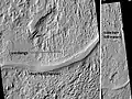 Vallée fluviale en relief inversé et yardangs par 6,3° S et 151,1° E, vus le 11 septembre 2008 par l'instrument HiRISE de MRO.