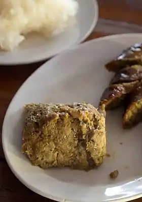 Aep ong-o (de la cervelle de porc et des œufs au curry grillés dans des feuilles de bananier) dans un restaurant de Mae Sariang.