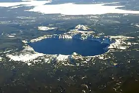 Vue aérienne du mont Mazama dont la caldeira est remplie par le Crater Lake.