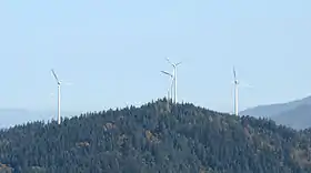 Le sommet avec les quatre éoliennes et la tour d'observation, le belvédère, devant les deux au centre.