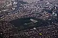 Vue aérienne de la colline et du mausolée.