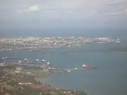 Mombasa et le port de Kilindini vu depuis Port Reitz