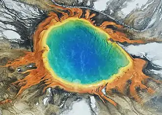 Description de l'image Aerial image of Grand Prismatic Spring (view from the south).jpg.