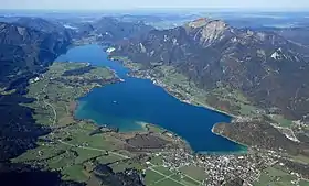 Vue aérienne du lac de Saint-Wolfgang et du Schafberg (à droite) depuis le sud-est.