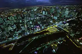 Vue aérienne du centre-ville de Melbourne de nuit.