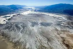 Vue aérienne de la vallée de la Mort avec Badwater au premier plan.