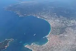 Vue aérienne de la baie de Cannes avec en fond le massif de l'Esterel et, au premier plan, la rade de la Croisette accueillant le Vieux-Port et le port Pierre-Canto et, sur la gauche, l'île Sainte-Marguerite.