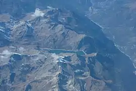 Vue aérienne du lac de Bissorte avec le mont Coburne au second plan à droite.