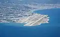 Aéroport de Nice-Côte d'Azur. Deuxième piste construite sur remblai.