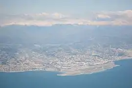 Vue aérienne de l'aéroport de Nice avec à gauche le Var entre Saint-Laurent-du-Var et Nice.