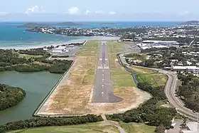 La piste de l'aéroport de Magenta (IATA: GEA, ICAO: NWWM)