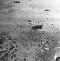 Vue aérienne du USS Mindanao après l'explosion du Mount Hood à Seeadler Harbor le 10 novembre 1944.