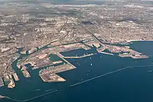 On voit d'en haut les installations portuaires et une partie de la photographie comprend l'océan Pacifique.