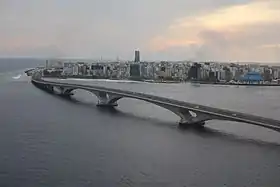 Vue aérienne du pont de Sinamaléavec Malé en arrière-plan.