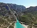 Embouchure des gorges du Verdon qui se verse dans le lac.