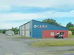 Les locaux du Centre École de Maintenance Aéronautique (CEMA) fondé en 1989 sur l'Aérodrome de Bel Air de Dinan-Trélivan.