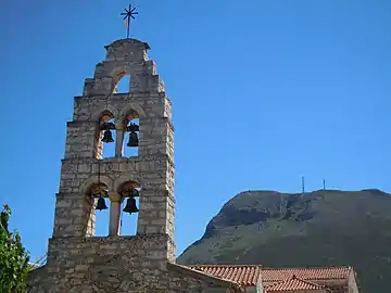 Vue du clocher mur devant le mont Makrylákkoma.