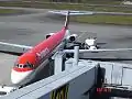 Un avion McDonnell Douglas MD-83 de la compagnie aérienne Avianca relié au terminal par une passerelle aéroportuaire télescopique, en 2006.