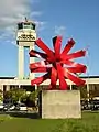 « El sol » (Le Soleil), sculpture d'Edgar Negret située à l'aéroport international José-María-Córdova, à Rionegro (Colombie).