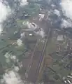 Une vue aérienne de l'aéroport.