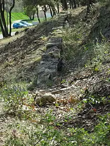 Le canal dont l’eau provoque l’éboulement sur la voie ferrée, actuellement envahi par la végétation