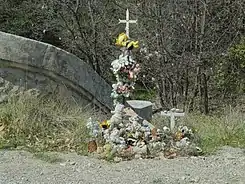 Le mémorial, une croix improvisée recouverte de peluches