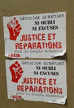 Photographie de deux affiches sur lesquelles il est écrit : Génocide arménien, ni oubli, ni excuses, justice et réparations pour le peuple arménien.