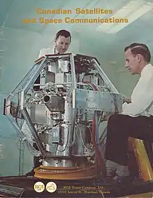 Affiche publicitaire de l'assemblage du premier satellite canadien "Alouette 1" dans le laboratoire de l'ancienne usine RCA Victor. Exposition de pièces usinées pour sa construction au Musée des ondes Emile Berliner.