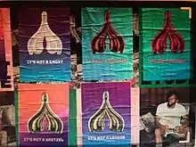 5 affiches de clitoris entiers schématisés, avec les mentions''It's not a Bretzel'',  ''It's not a ghost'', ''It's not a legend''.