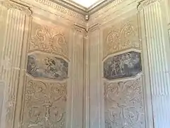 Salle décorée de fresques