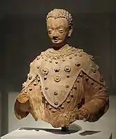 Buddha paré, vêtu du camail à trois pointes. Vallée du Ghorband. Monastère de Fondukistan, niche D. VIIe siècle. Terre séchée. Musée Guimet.