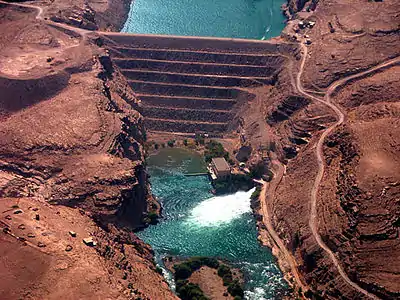 Le barrage de Kajaki fournit un contrôle des inondations, de l'électricité et de l'eau d'irrigation dans la vallée de Helmand. Sans le barrage, la région environnante serait aride et impropre à l'agriculture.