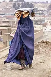 Femme portant burqa et pain, Afghanistan.