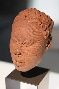 Tête humaine ; Ifè. Terre cuite. Nigeria, XIIe – XVe siècle. H 19 cm. Musée ethnologique de Berlin