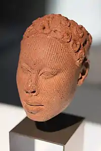 Tête humaine, royaume d'Ife. Terre cuite. Nigeria, XIIe – XVe siècle. H. 19 cm. Musée ethnologique de Berlin.