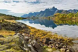 Les montagnes d'Austvågøya, avec le Trolltindan (pic du Troll) et Raftsundet, par-dessus l'Austvågøya à Hinnøya, dans l'après-midi.