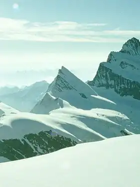 Vue du pic Agassiz depuis le Gross Fiescherhorn.