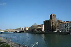 Agde - le fleuve et la Cathédrale Saint-Étienne d'Agde.