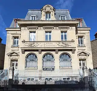 Façade du bâtiment avec l'enseigne de la galerie, en septembre 2018.