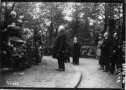 Alexandre Millerand se recueillant devant le monument lors de la Toussaint en 1920.