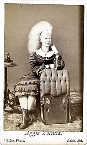 Photographie promotionnelle de femme albinos aux cheveux longs