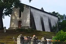 L'église et le cimetière.