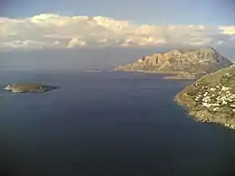 L'île de Telendos au fond, l'îlot Kyriaki à gauche, et Kalymnos à droite