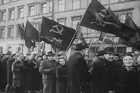 Photographie en noir et blanc de personnes manifestant pour le communisme.