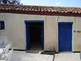 Photo d'une maison aux murs blancs prise de face