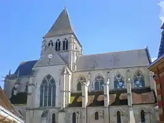 Vue générale de l'église Saint-Léger d'Agnetz depuis la rue de l'église.