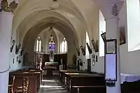 Intérieur de l'église vu à travers la grille de protection.