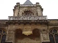 Grande niche, rose et balustrades sur la partie supérieure de la façade du croisillon nord.