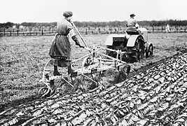 Femmes labourant en 1914. Les femmes poussèrent parfois à la mécanisation de l'agriculture, avec raison. Voir à ce sujet le roman Les Gardiennes.