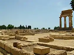 Sanctuaire des divinités chthoniennes, près du temple des Dioscures.